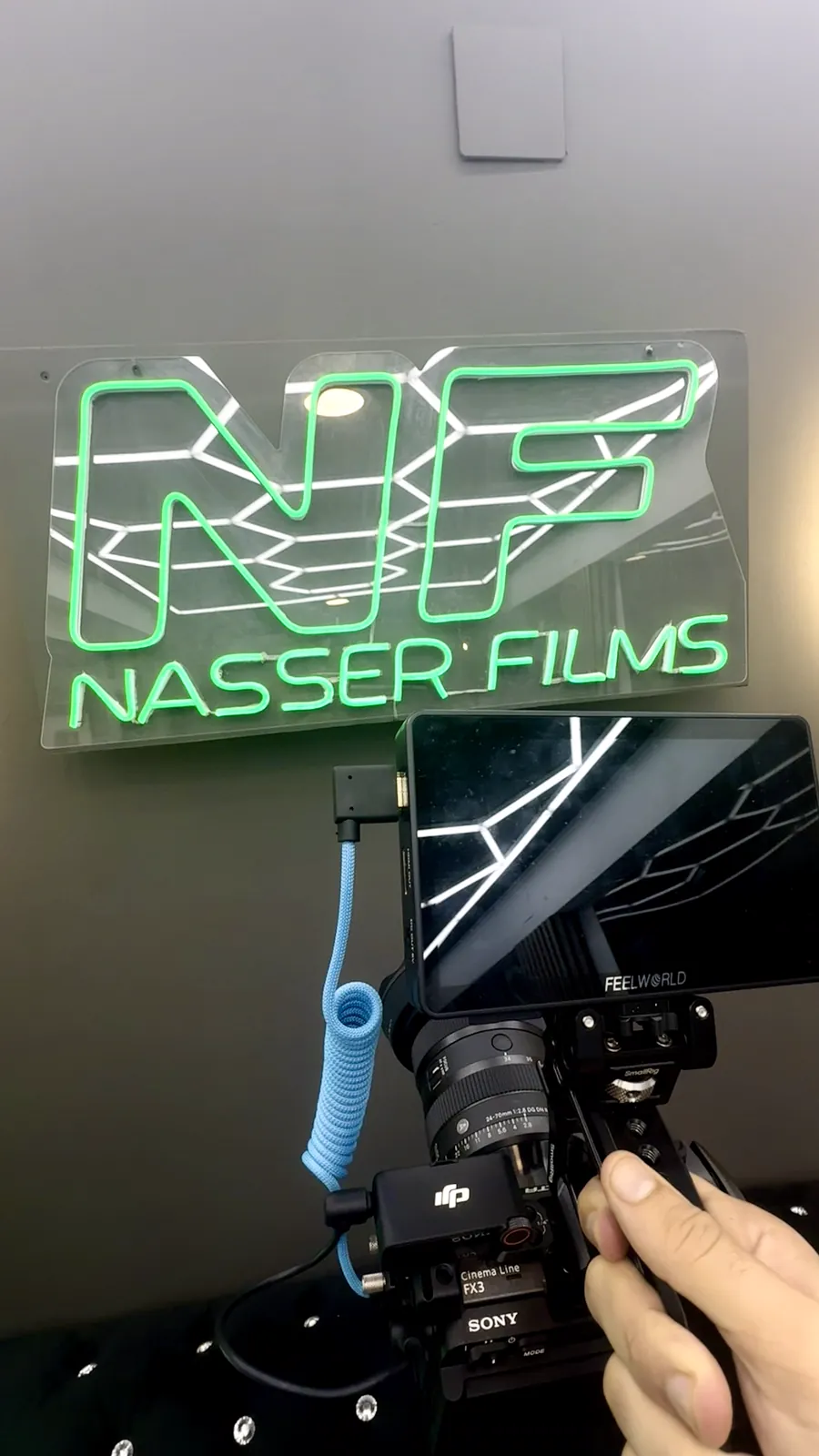 Sony FX3 frente al neón de NASSER FILMS